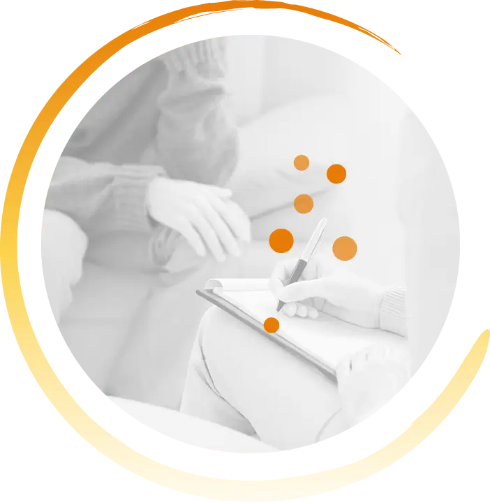 Sophrologue prenant des notes sur les dires de son client