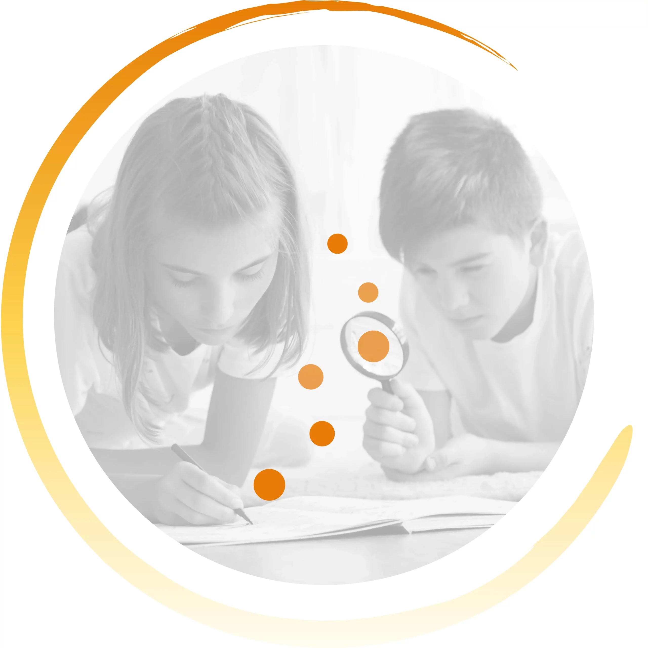 Deux enfants, une fille qui écrit sur un cahier et un garçon qui observe un élément avec une loupe