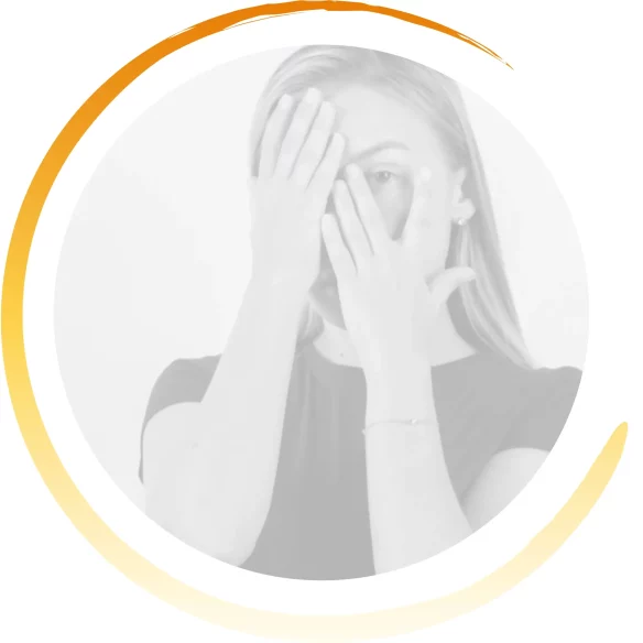 Une femme qui a peur avec les deux mains qui cache son visage et laisse apparaître un oeil