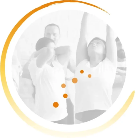 Groupe de personnes qui pratiquent des étirements de sophrologie