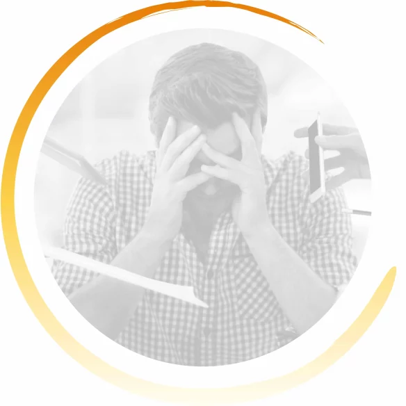 Homme stressé au bureau devant son ordinateur et sollicité par des collègues pour un appel, des dossiers urgents