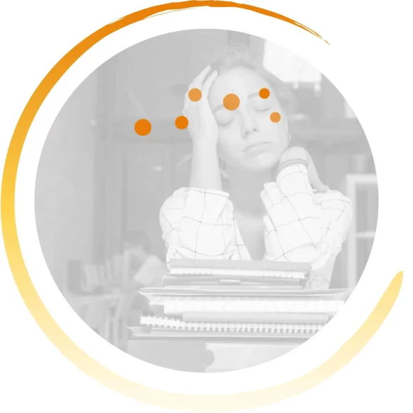 Jeune fille stressée par la révision de ces exemens qui se tient la tête entre les mains au-dessus de ses cahiers de cours